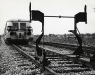 168742 Afbeelding van de Plassermatic Spezial licht- en stopmachine van de N.S. tijdens onderhoudswerkzaamheden op een ...